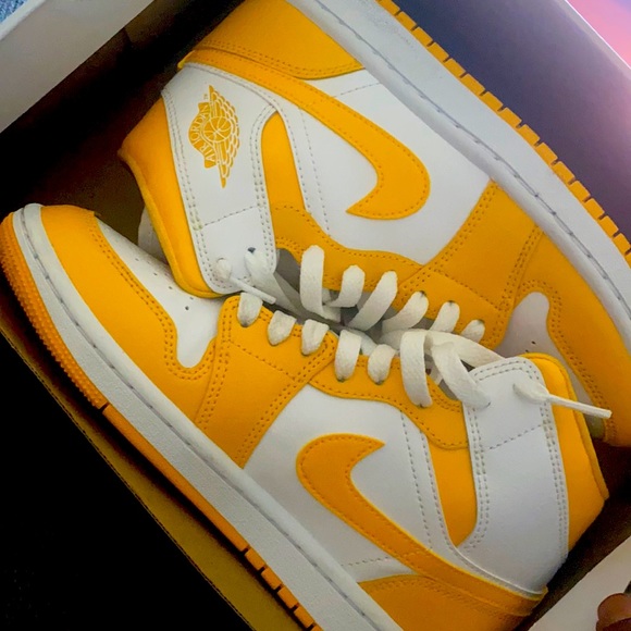 Nike Shoes - WMNS AIR JORDAN 1 MID